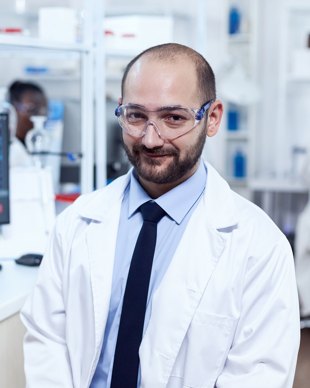 pharmaceutical researcher sitting on stool looking Z9P5ZZJ